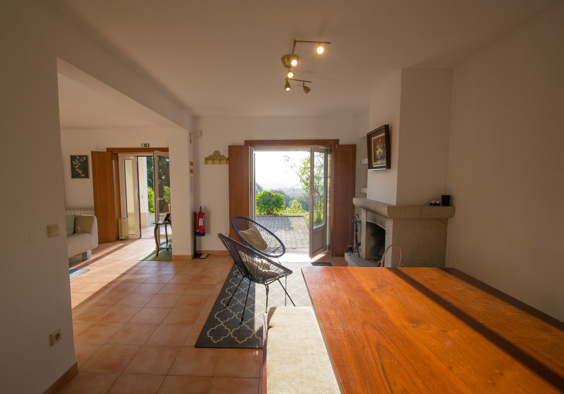 Sala com lareira de granito e mesa comprida de madeira