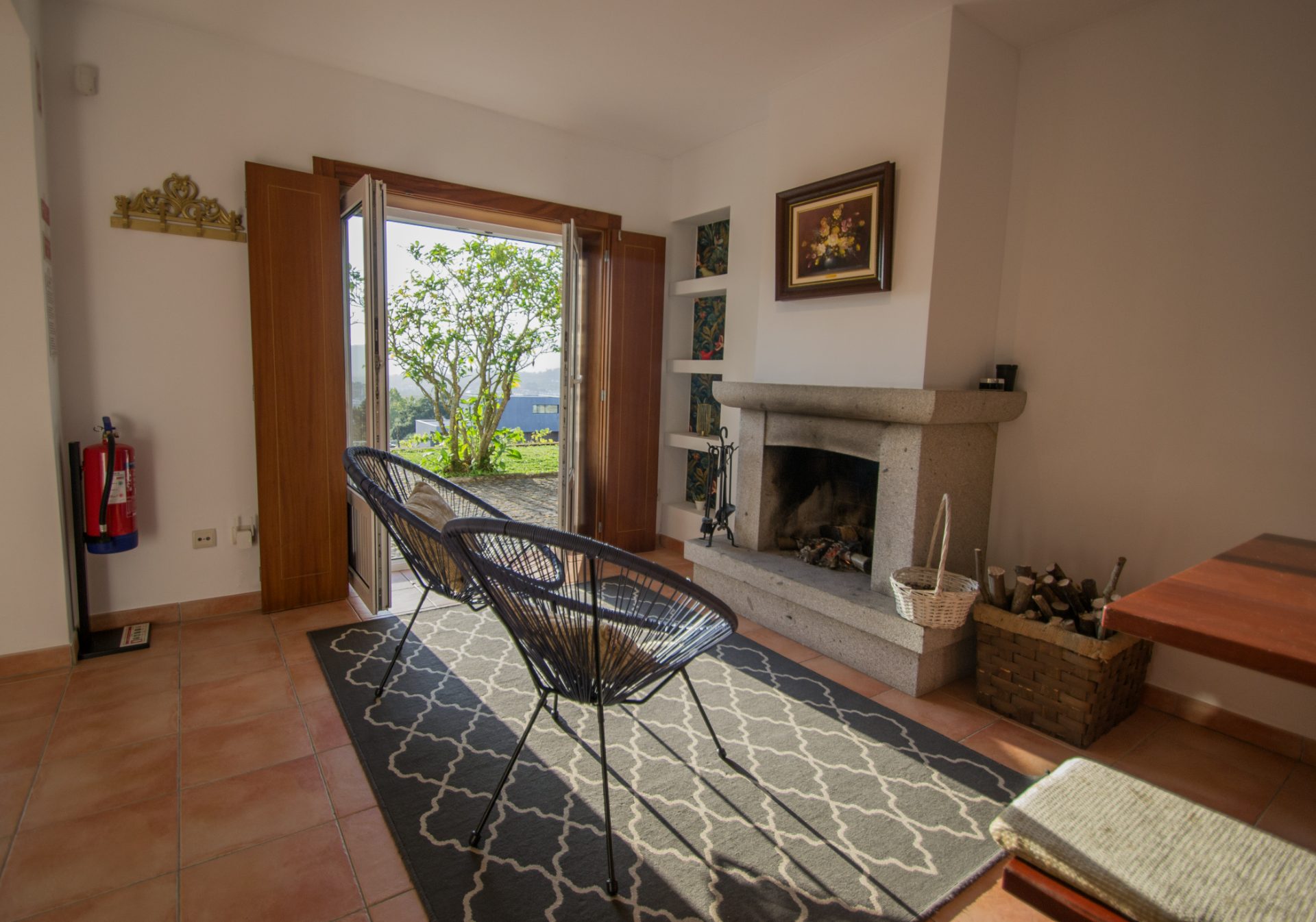 Sala com lareira de granito, cadeiras e tapete