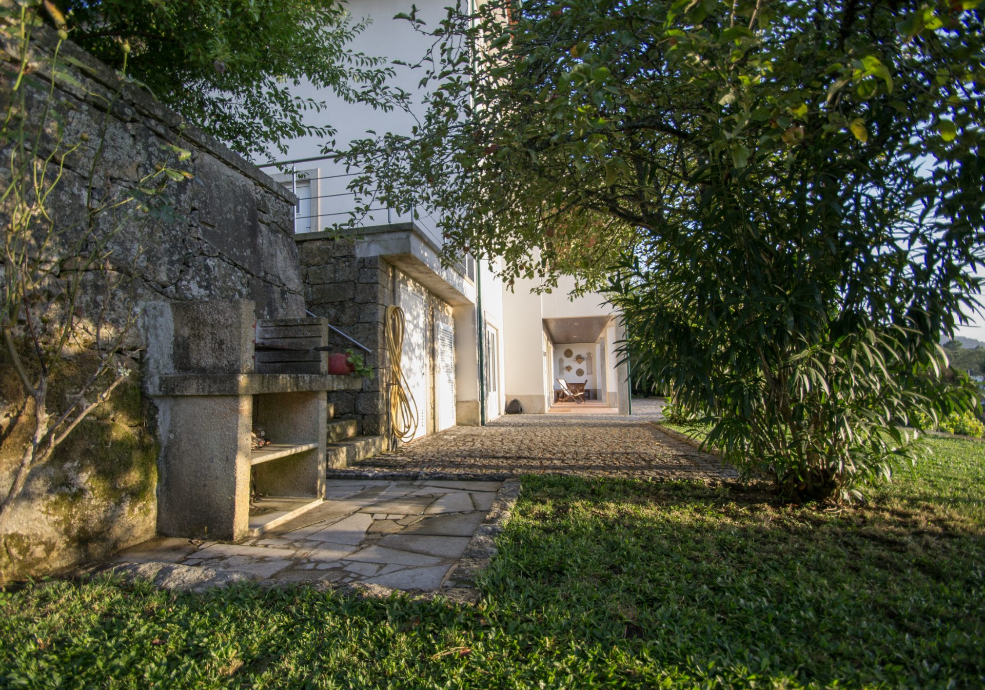 Churrasqueira de granito e caminho até ao alpendre