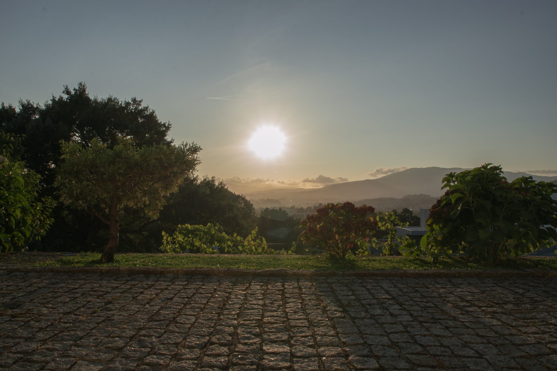 Nascer do sol sobre o vale, visto do terreiro da Casa dos Grous